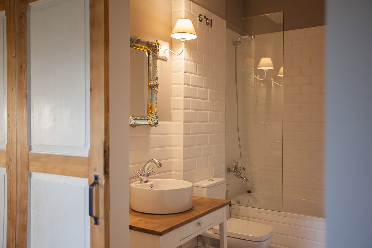 Baño completo de la habitación Laurel en Posada Seis Leguas con bañera y ducha