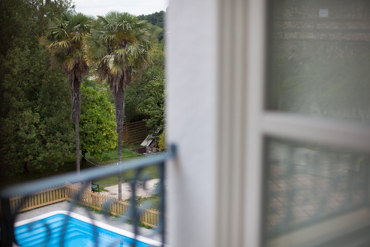 Vistas a la piscina y al fjardín desde el balcón de habitación Palmeras