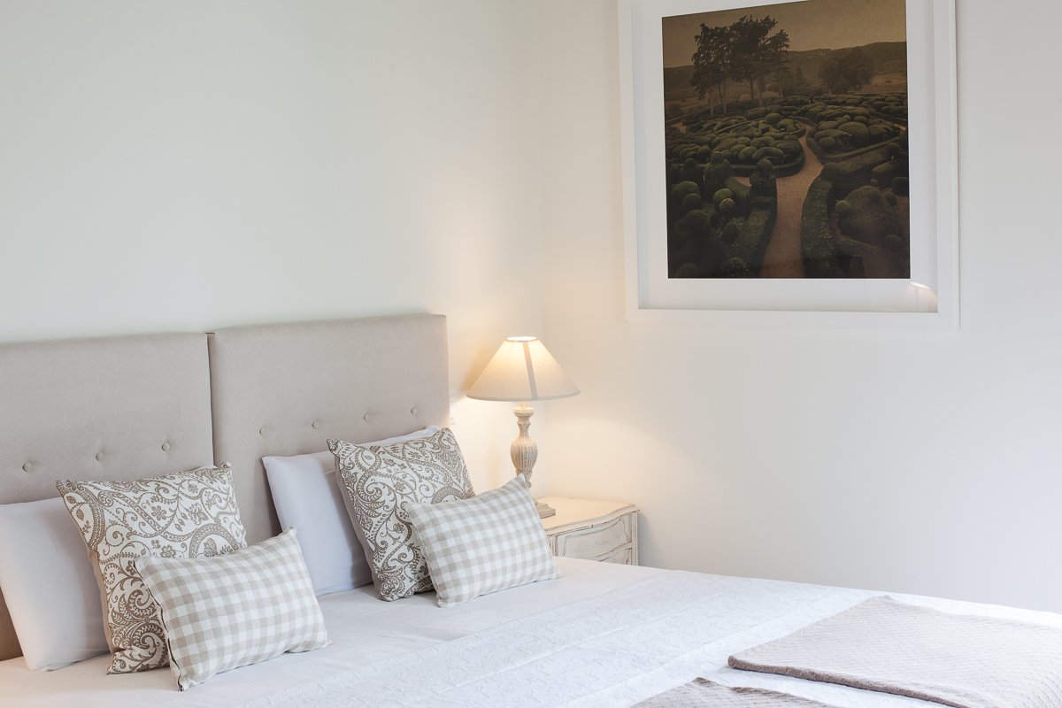 Habitación doble con vistas al jardín, a la piscina y también al monte desde su terraza