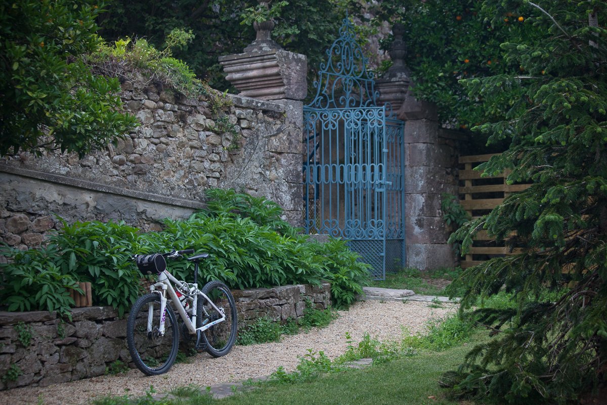 Puerta de entrada al jardín Posada Seis Leguas