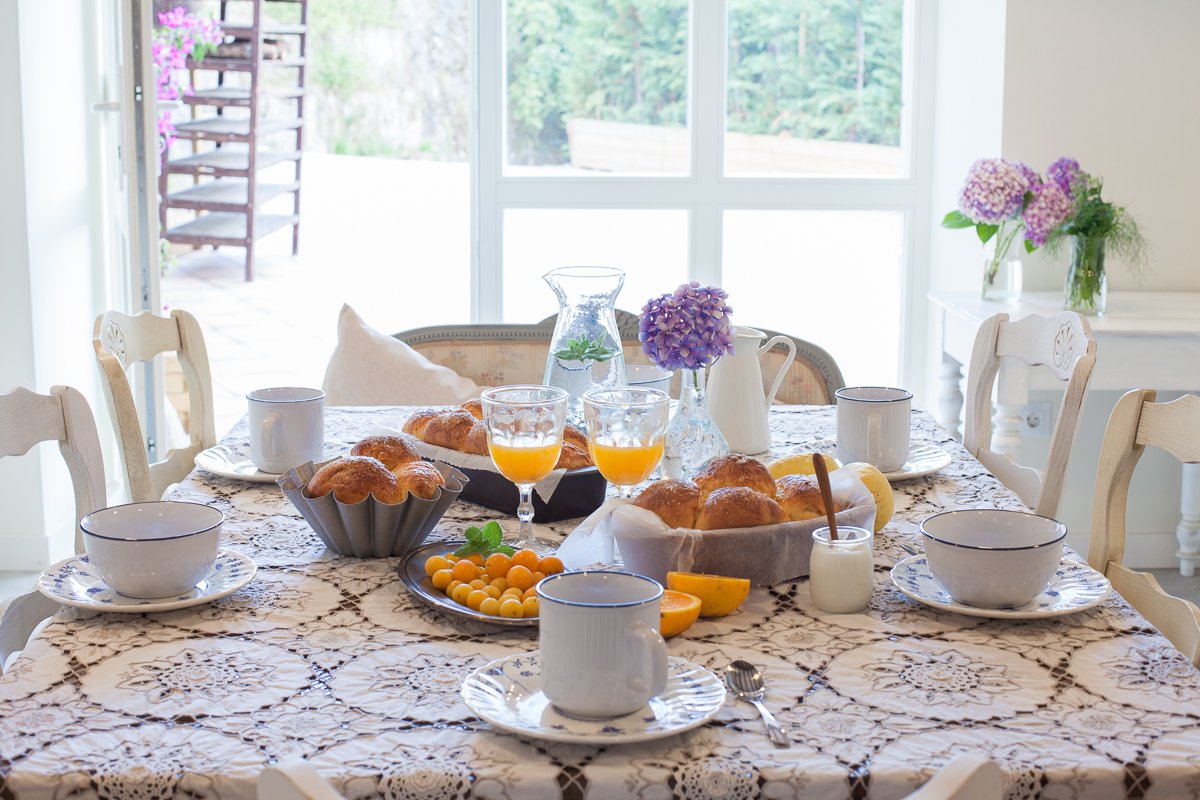 Desayuno casero en el comedor de la posada