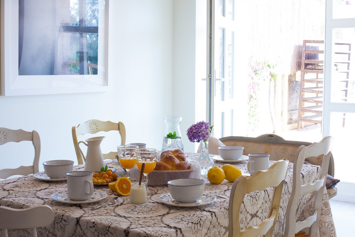 Desayuno a base de productos tradicionales en el comedor de la posda