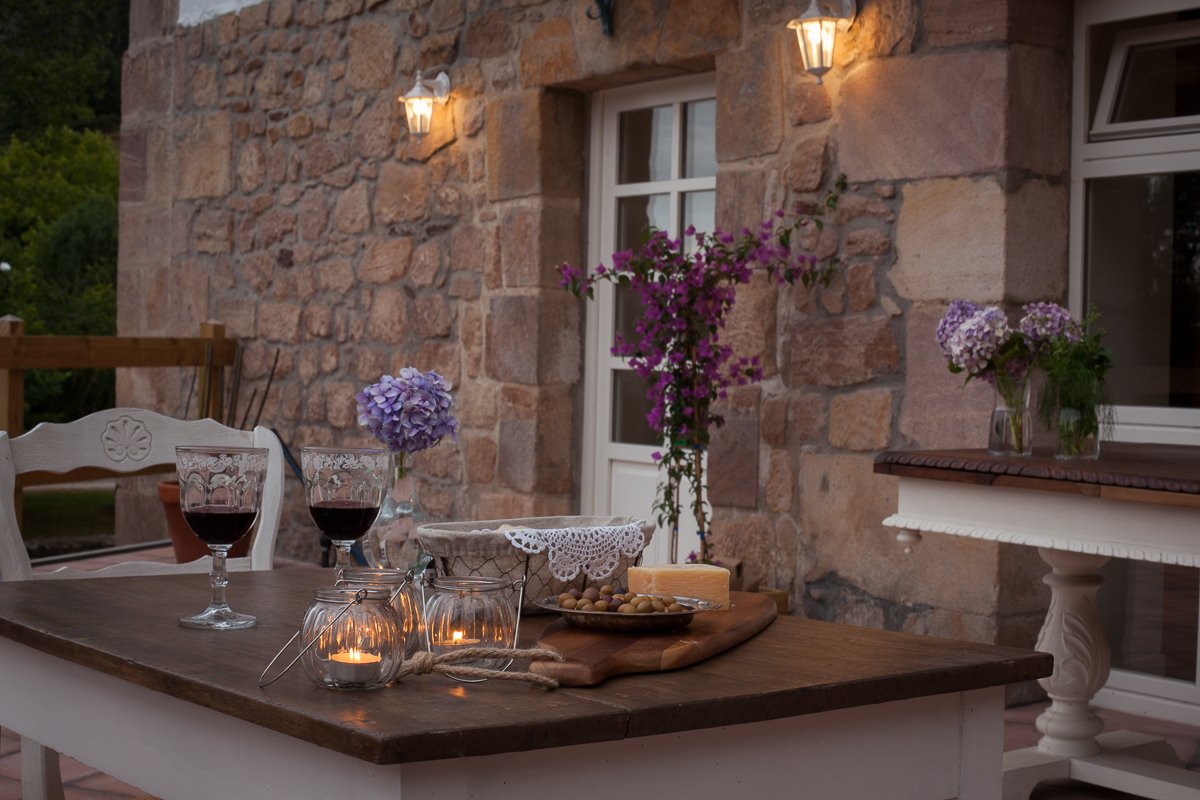 Atardecer romántico en la terraza de la posada tomando un vino