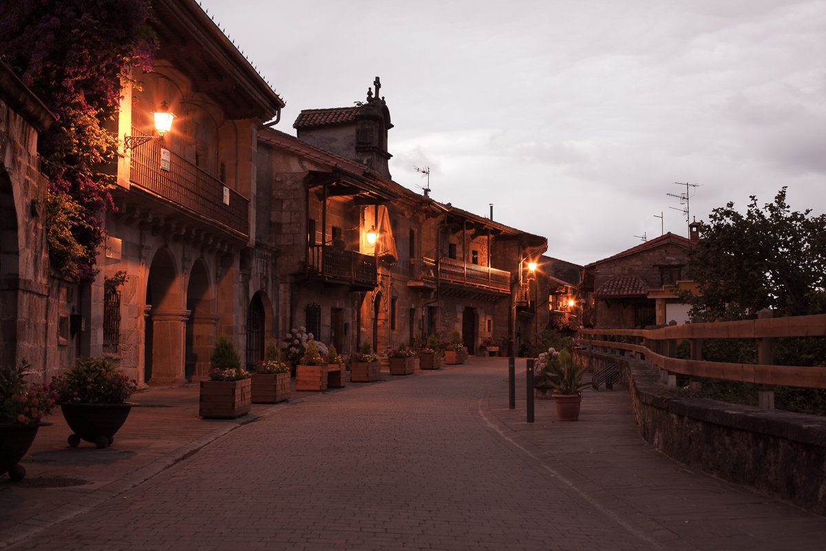 Atardeder en la calle principal de Riocorvo