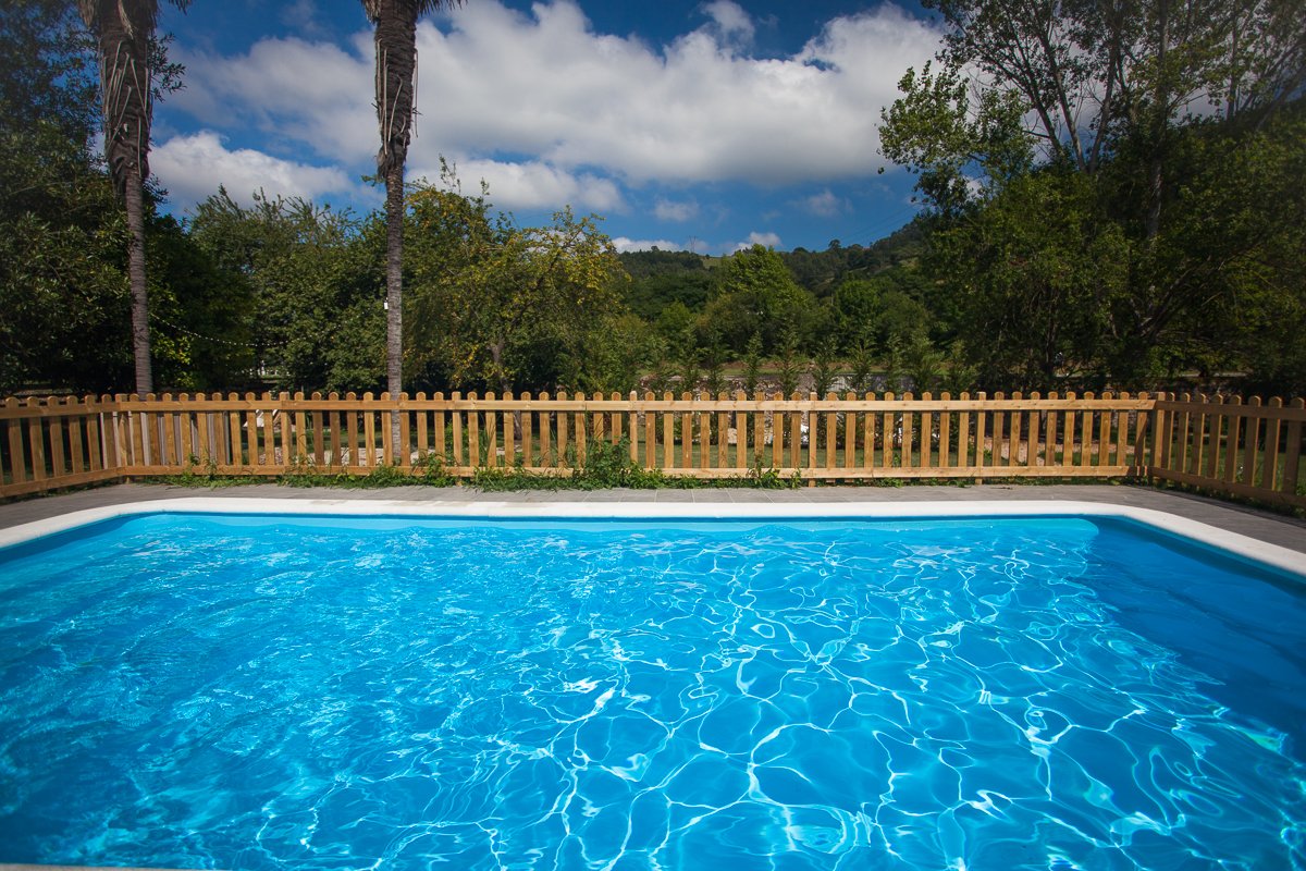 Piscina exterior en hotel rural Posada Seis Leguas