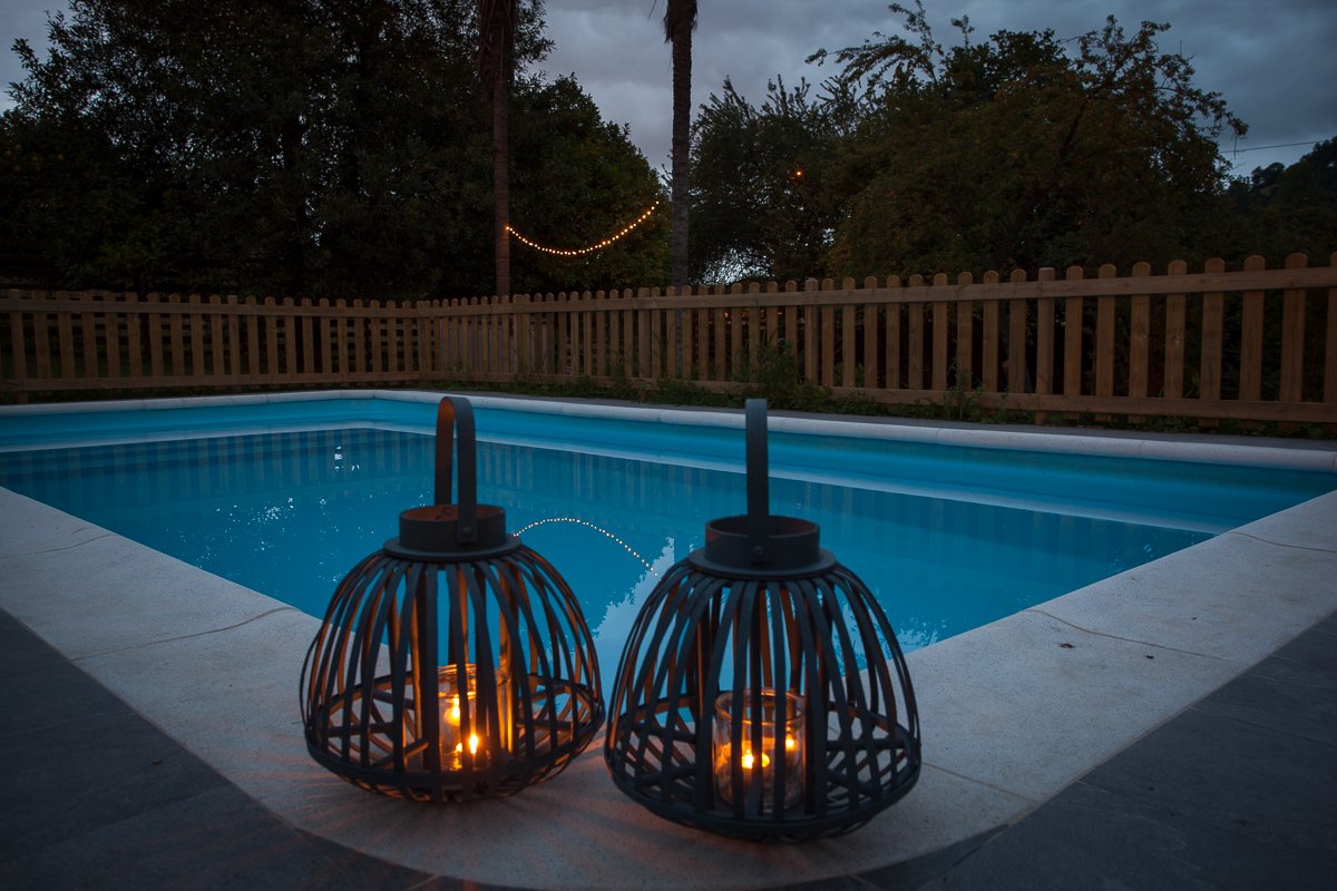 Piscina con velas por la noche en la Posada Seis Leguas