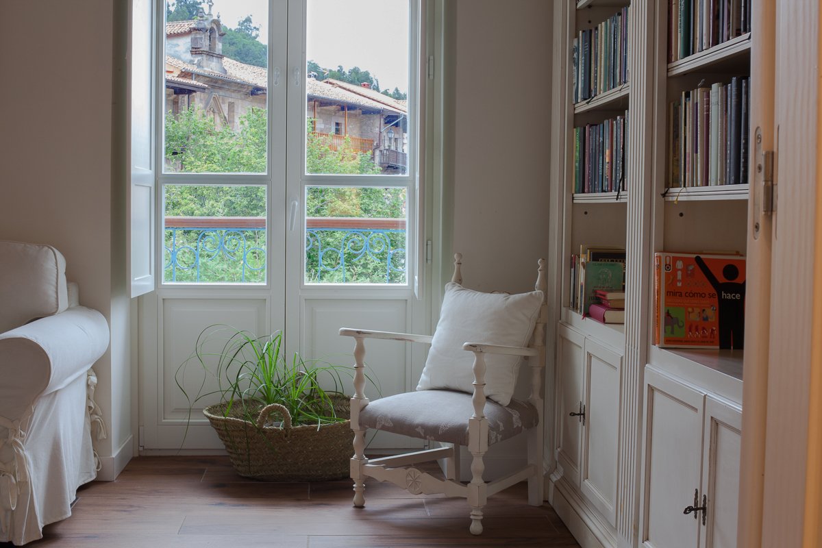 Rincón de lectura con biblioteca en el salón de la Posada