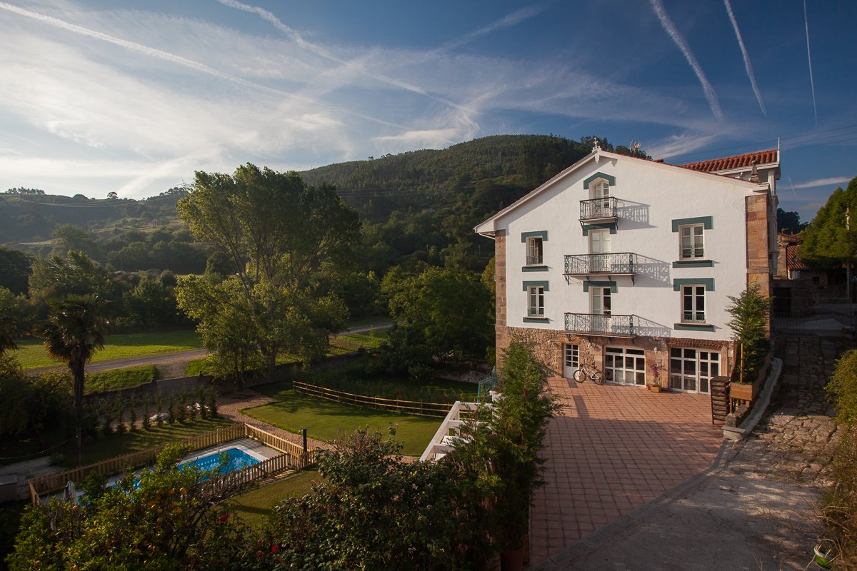 Vistas exteriores del jardín y la piscina de Posada Seis Leguas