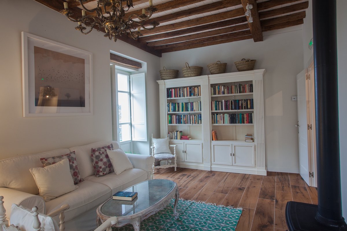 Salón y rincón de lectura con chimenea en hotel rural