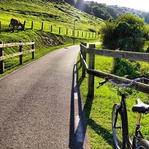 Servicio de alquiler de bicicletas para excursiones a la playa o montaña